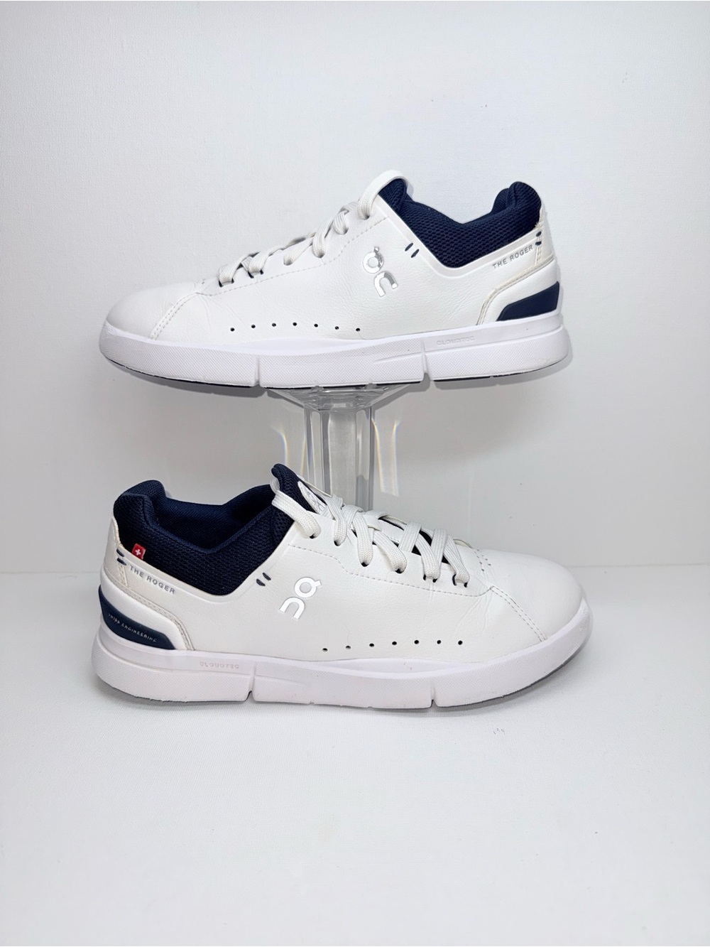 On CLOUD THE ROGER Running Men’s White and Navy Low-Top Sneakers